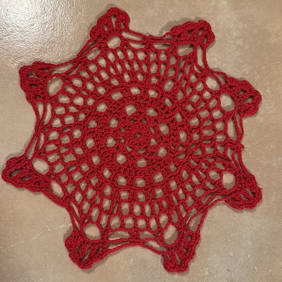 6 Vintage RED& GREEN CROCHET DOILIES - Picture 6 of 10